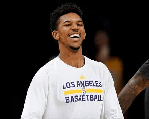 阿德托昆博34+10成空砍、库里31+7+7、勇士3人得分20+力克雄鹿